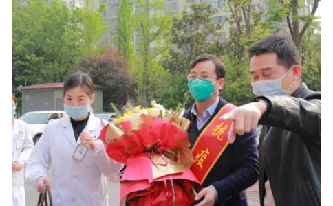 曾普華醫(yī)生抗疫歸來(lái)14天后走出隔離區(qū)：先來(lái)看看我的病人們！