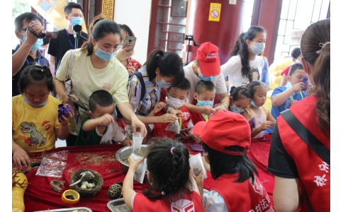20余名小記者齊聚漢方神農(nóng)中醫(yī)館，探秘端午民俗里的中醫(yī)藥文化！
