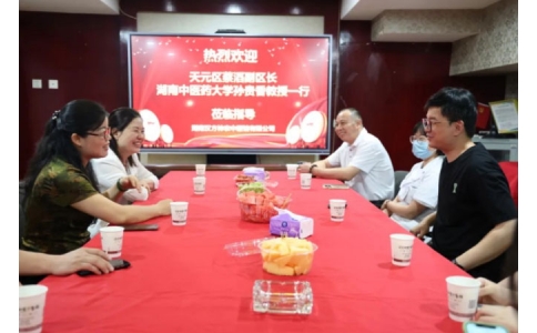 天元區(qū)副區(qū)長蔡滔，湖南中醫(yī)藥大學(xué)教授孫貴香一行蒞臨神農(nóng)中醫(yī)館參觀調(diào)研！